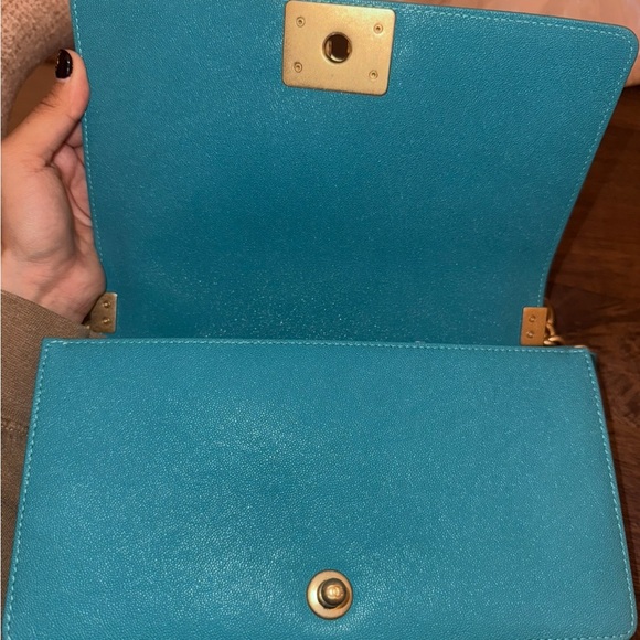 CHANEL Blue Quilted boy bag with Gold Chain - Picture 5 of 8